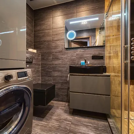 Komedy Deluxe Apartman *